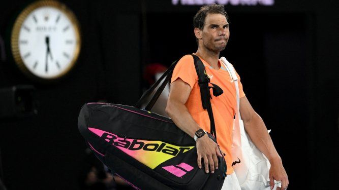 El español Rafael Nadal abandona la cancha luego de caer derrotado en el Abierto de Australia.