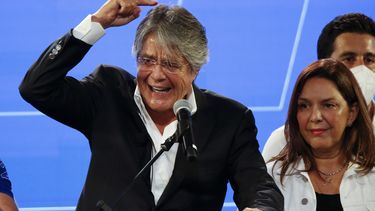 Guillermo Lasso, candidato presidencial del partido Creando Oportunidades o CREO, habla en Guayaquil, Ecuador, luego del cierre de las elecciones generales, el domingo 7 de febrero de 2021.&nbsp;