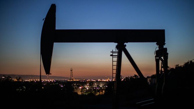 Vista de un pozo de petr&oacute;leo en California.
