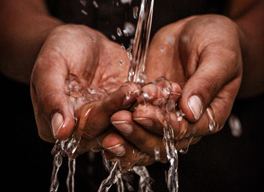 El agua es imprescindible para vivir.