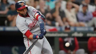 Nelson Cruz, de los Nacionales de Washington, batea durante un partido de béisbol en contra de los Marineros de Seattle, el 23 de agosto de 2022.