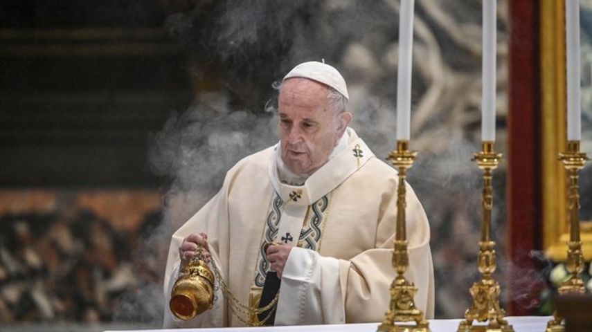 En esta imagen de archivo, tomada el 22 de noviembre de 2020, el papa Francisco pasa incienso sobre el altar durante una misa, en la Basílica de San Pedro, en el Vaticano.