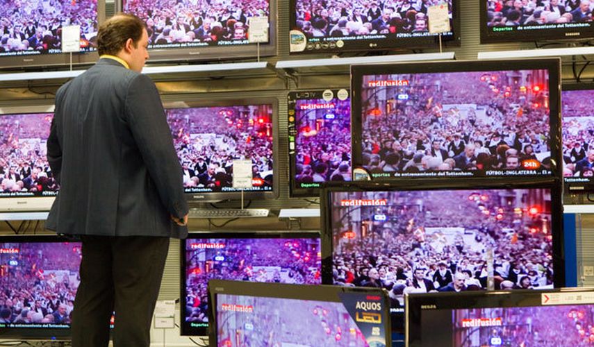 Un hombre mira varios televisores en una tienda de electrónicos. (EFE/ARCHIVO)