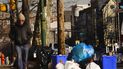 En esta fotografía del jueves 13 de enero de 2022, la basura se acumula en las calles de Filadelfia debido a que muchos trabajadores de limpieza están afectados por la variante ómicron del coronavirus en numerosas ciudades de Estados Unidos. 