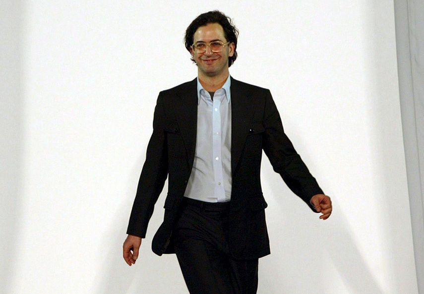 En la fotografía, que parece tomada dentro de su armario, no se le ve la cara, pero por otras selfies o autofotos que ha colocado en su perfil se puede comprobar que las manos, el anillo y la carcasa del móvil coinciden. (EFE)