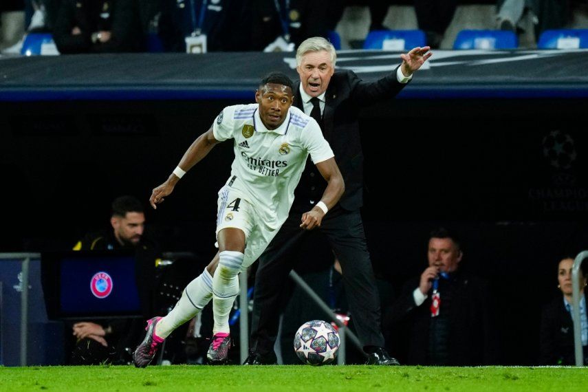 David Alaba, del Real Madrid, conduce el balón en el partido de cuartos de final de la Liga de Campeones ante el Chelsea, el miércoles 12 de abril de 2023.