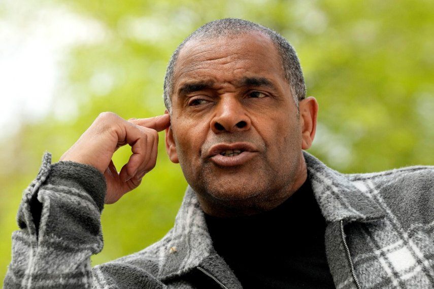 El exfutbolista Mark Bright habla con The Associated Press el miércoles 3 de mayo de 2023&nbsp;