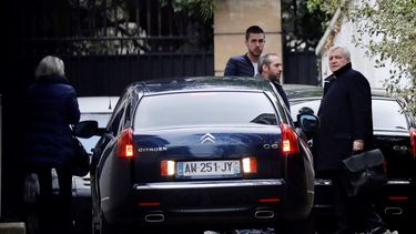 Thierry Herzog (d),&nbsp;abogado del expresidente Nicolas&nbsp;Sarkozy, llega a su domicilio en París.