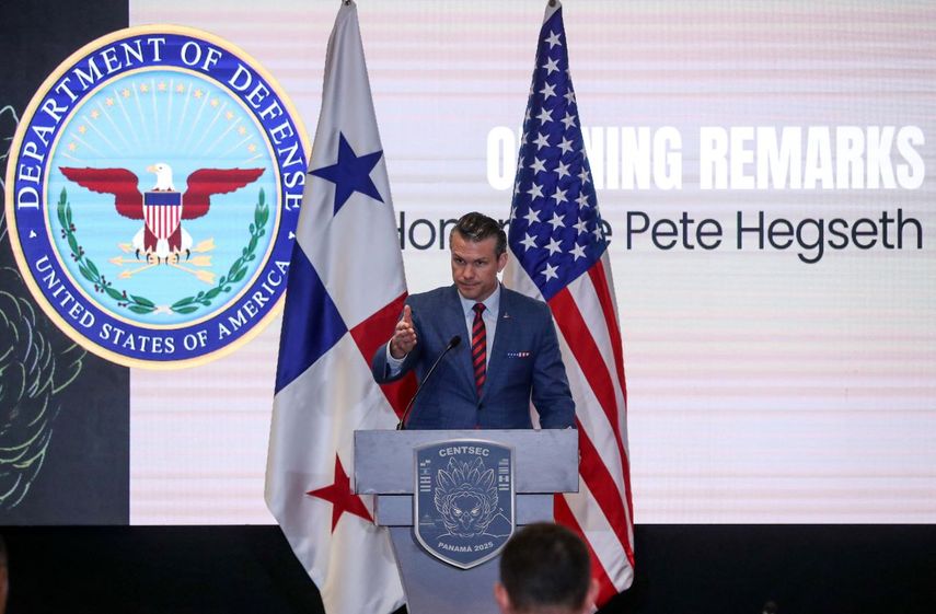El secretario de Defensa de Estados Unidos, Pete Hegseth, pronuncia un discurso durante la Conferencia de Seguridad Centroamericana (CENTSEC25), organizada por Panamá y el Comando Sur de Estados Unidos, en Ciudad de Panamá el 9 de abril de 2025.