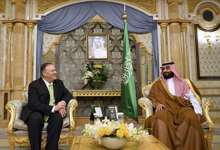 Fotograf&iacute;a del 18 e septiembre de 2019 del secretario de Estado, Mike Pompeo (izq.) junto al pr&iacute;ncipe heredero de Arabia Saudita, Mohammed bin Salman, en Yidda, Arabia Saudita.