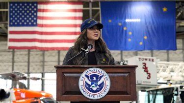 La secretaria de Seguridad Nacional, Kristi Noem, habla en la Estación Aérea de la Guardia Costera de EEUU, en Kodiak durante un recorrido, el 17 de marzo de 2025, en Kodiak, Alaska.