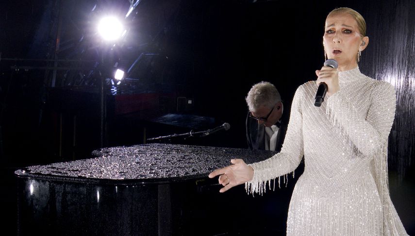 Una captura de un video difundido por Olympic Broadcasting Services muestra a la cantante canadiense Celine Dion actuando en la Torre Eiffel durante la ceremonia de apertura de los Juegos Olímpicos París 2024, el 26 de julio de 2024.