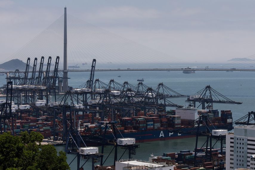Contenedores almacenados en el puerto de Hong Kong, China, en medio de la disputa comercial con Estados Unidos.