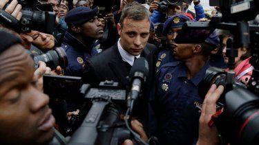 Oscar Pistorius sale de la Corte Suprema, el martes 14 de junio de 2016, en Pretoria, Sudáfrica, durante su juicio por el asesinato de su novia, Reeva Steenkamp.