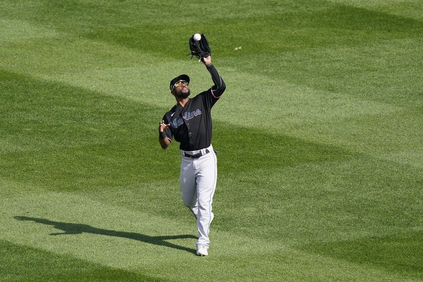 El jardinero Starling Marte de los Marlins de Miami atrapa un elevado de Anthony Rizzo de los Cachorros de Chicago en el primer juego de la serie de wildcards de la Liga Nacional, el miércoles 30 de septiembre de 2020, en Chicago