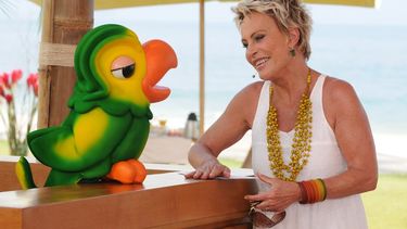 En esta foto difundida el lunes 2 de noviembre de 2020 por Globo, la presentadora de Globo TV Ana Maria Braga sonríe junto al Louro Jose, un títere manejado por Tom Veiga, en Rio de Janeiro, Brasil. La muerte del titiritero detrás del loro que copresenta el programa matutino más popular de la TV brasileña ha conmocionado al país. Veiga murió de un derrame cerebral ocasionado por un aneurisma. Tenía 47 años.