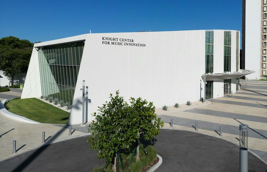 La Frost School of Music de la Universidad de Miami honró con Medallas del Centenario a más de 21 exalumnos de la escuela en la inauguración del Centro Knight para la Innovación Musical.