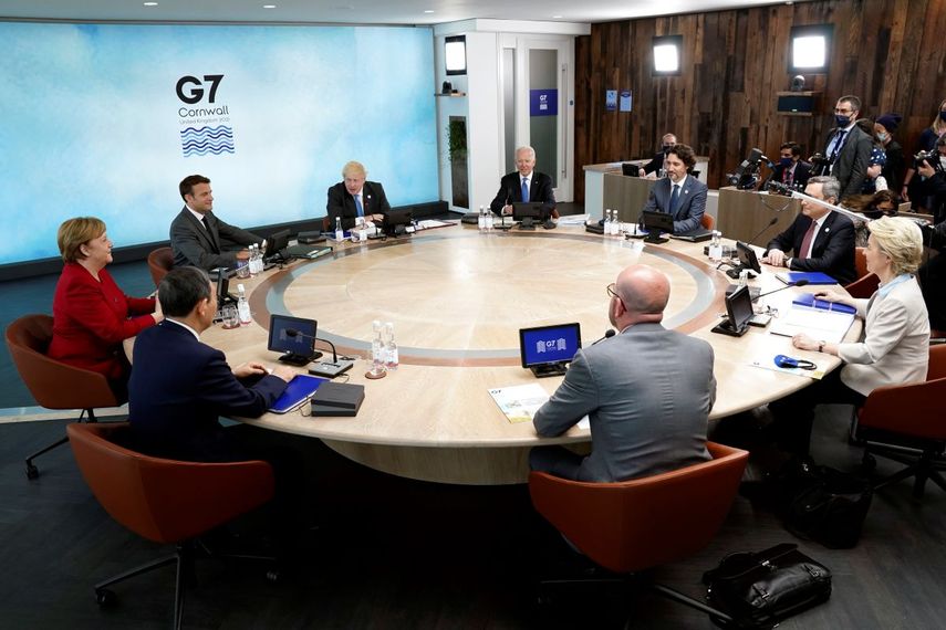 En la imagen, en el sentido de las agujas del reloj, la canciller de Alemania, Angela Merkel (con chaqueta roja); el presidente de Francia, Emmanuel Macron; el primer ministro de Gran Bretaña, Boris Johnson; el presidente de Estados Unidos, Joe Biden; el primer ministro de Canadá, Justin Trudeau; el primer ministro de Italia, Mario Draghi; la presidenta de la Comisión Europea, Ursula von der Leyen; el presidente del Consejo Europeo, Charles Michel, y el primer ministro de Japón, Yoshihide Suga, durante una reunión de la cumbre del G7 en el hotel Carbis Bay, en Carbis Bay, St. Ives, Cornwall, Gran Bretaña. &nbsp;