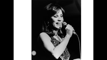 La cantante brasileña Astrud Gilberto se presenta en el escenario durante un Festival de Jazz el 16 de julio de 1982 en La Haya.