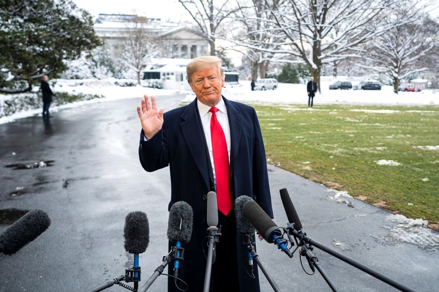 El presidente Donald Trump ofrece declaraciones a la prensa a su salida de la Casa Blanca.