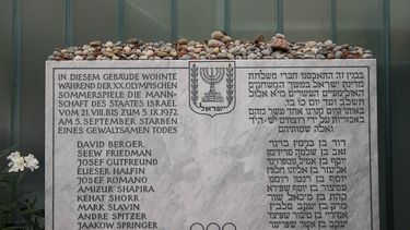 Una placa en recuerdo de los once deportistas israelíes y el agente de policía alemán muertos durante un ataque terrorista en los Juegos Olímpicos de 1972 en Munich en la Villa Olímpica en Munich, Alemania, 27 de agosto de 2022.&nbsp;