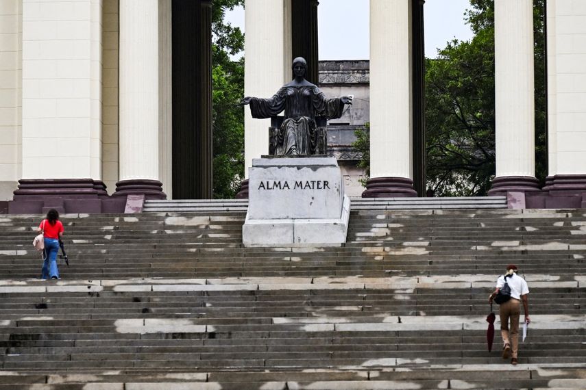 La gente sube las escaleras de la Universidad de La Habana en La Habana el 4 de junio de 2025.