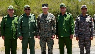 Esta foto, publicada en la cuenta X del Comando Sur de los Estados Unidos (SOUTHCOM) el 29 de mayo de 2026, muestra al Comandante del SOUTHCOM, General Francis L. Donovan (C), al Jefe del Estado Mayor y Primer Viceministro de las Fuerzas Armadas Revolucionarias de Cuba (MINFAR), General Roberto Legra Sotolongo (2.º/I) y a otros oficiales militares cubanos, durante su reunión en el perímetro de la Estación Naval de los Estados Unidos en la Bahía de Guantánamo, Cuba, el 29 de mayo de 2026.
