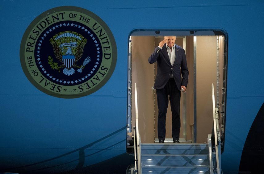 El presidente de Estados Unidos, Joe Biden, devuelve un saludo al subir al Air Force One para un viaje a Israel y Arabia Saudí, el martes 12 de julio de 2022. en la base aérea de Andrews, Maryland, EEUU.&nbsp;