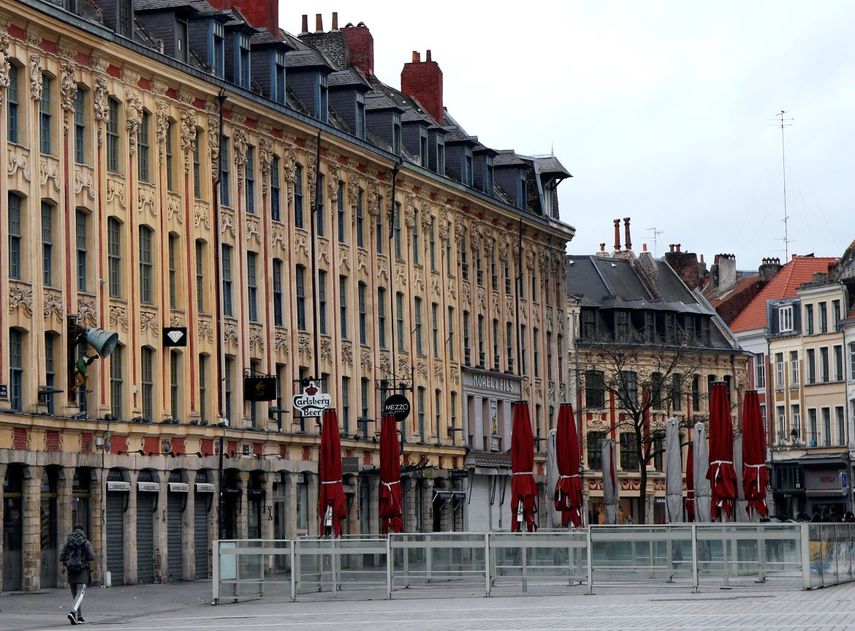 Caf&eacute;s y restaurantes de la plaza principal de Lille, en el norte de Francia, cerrados por orden del gobierno en medio de la crisis del coronavirus. Foto del 15 de marzo del 2020.&nbsp;