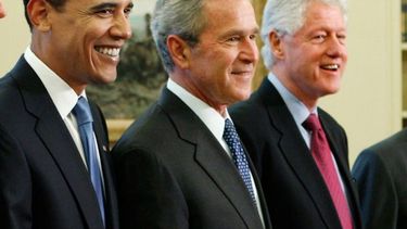 De izquierda a derecha, Barack Obama, George W. Bush, y Bill Clinton.&nbsp;