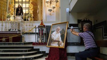La Virgen de la Esperanza vestida de luto por el fallecimiento del Papa Francisco en la Basílica de la Esperanza. En Málaga (Andalucía, España).