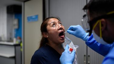 Un trabajador de la salud utiliza un hisopo para recolectar una muestra en un centro de pruebas temporal para el nuevo coronavirus en Madrid el 17 de agosto de 2020. Solo siete semanas despu&eacute;s de controlar su primera ola de coronavirus, los expertos dicen que Espa&ntilde;a est&aacute; una vez m&aacute;s en un estado cr&iacute;tico. situaci&oacute;n con la peor tasa de infecci&oacute;n en Europa Occidental.