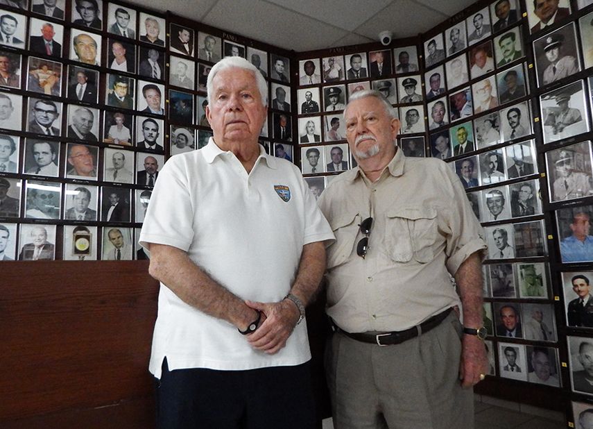 Julio González Rebull y Andrés Manso Rojas, frente a las fotos de otros miembros de la Brigrada 2506 que invadieron Bahía de Cochinos en Cuba, en 1961, para derribar al castrismo. (J.HERNÁNDEZ)