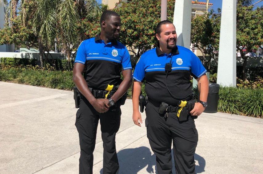 Los oficiales de Policía de Miami Beach Whismick Charles y Pablo Gonzalez trabajaron juntos para asegurar que Violeta Pilgrim estuviera a salvo.