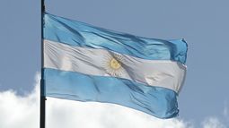 La bandera de Argentina ondea en el Congreso nacional.