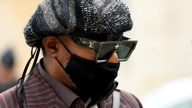 El cantante congoleño Koffi Olomidé llega el 25 de octubre de 2021 al juzgado de Versalles para su juicio de apelación por los cargos de agresión sexual y secuestro de cuatro de sus exbailarines entre 2002 y 2006.