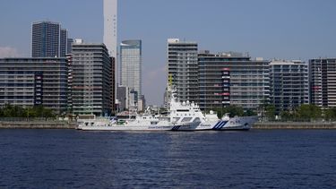 Navíos de la Guardia Costera en la Bahía de Tokio frente a la Villa Olímpica