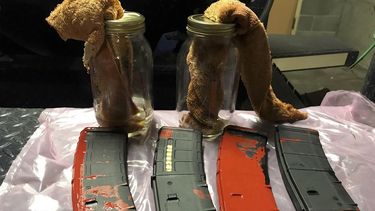 En esta imagen del domingo 26 de julio de 2020 publicada en Twitter por la Polic&iacute;a de Portland, se ven objetos descritos como cargadores de rifle llenos y bombas incendiarias , encontrados en un parque en Portland, Oregon.&nbsp;