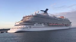 Fotografía del 12 de diciembre de 2016, del crucero CarnivalVista navegando en aguas del Mar Caribe.