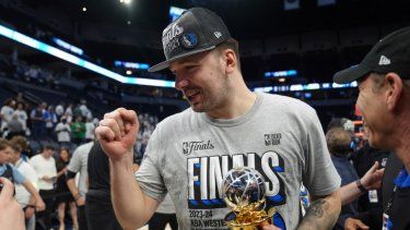 Luka Doncic, de los Mavericks de Dallas, festeja la victoria sobre los Timberwolves de Minnesota en la final de la Conferencia Oeste, el jueves 30 de mayo de 2024&nbsp;