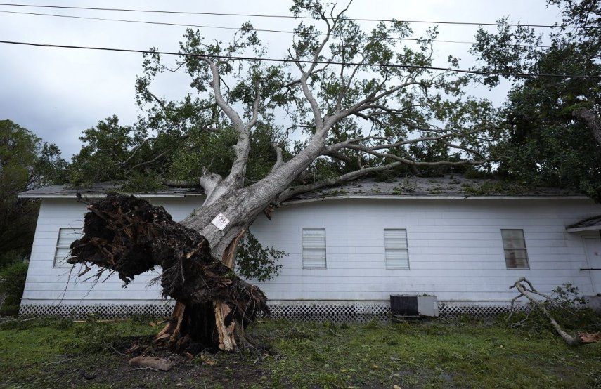 Un árbol derribado se ve sobre la iglesia Bethel después de que el huracán Beryl pasara por la zona, el lunes 8 de julio de 2024 en Van Vleck, Texas. 