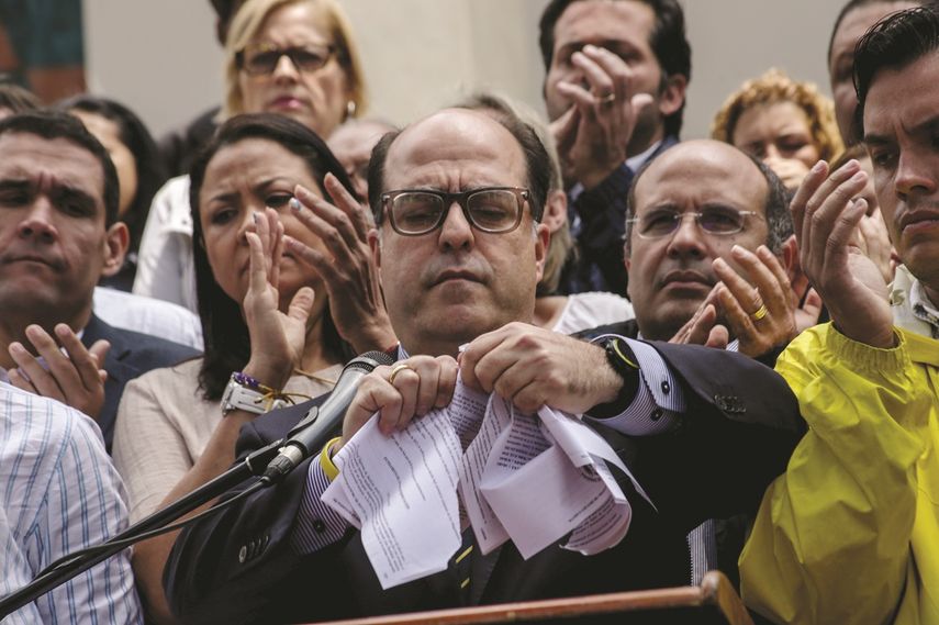 El diputado opositor Julio borges, presidente de la Asamblea Nacional de Venezuela, destruye la sentencia del TSJ que anula al PArlamento y acusa al presidente Nicolás Maduro de haber dado un golpe de Estado.