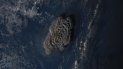 Esta imagen por satélite tomada por el Himawari-8, un satélite meteorológico japonés operado por la Agencia Meteorológica de Japón y publicada por el Instituto Nacional de Tecnología de la Información y Comunicación, muestra la erupción de un volcán submarino en la nación pacífica de Tonga, el sábado 15 de enero de 2022. 
