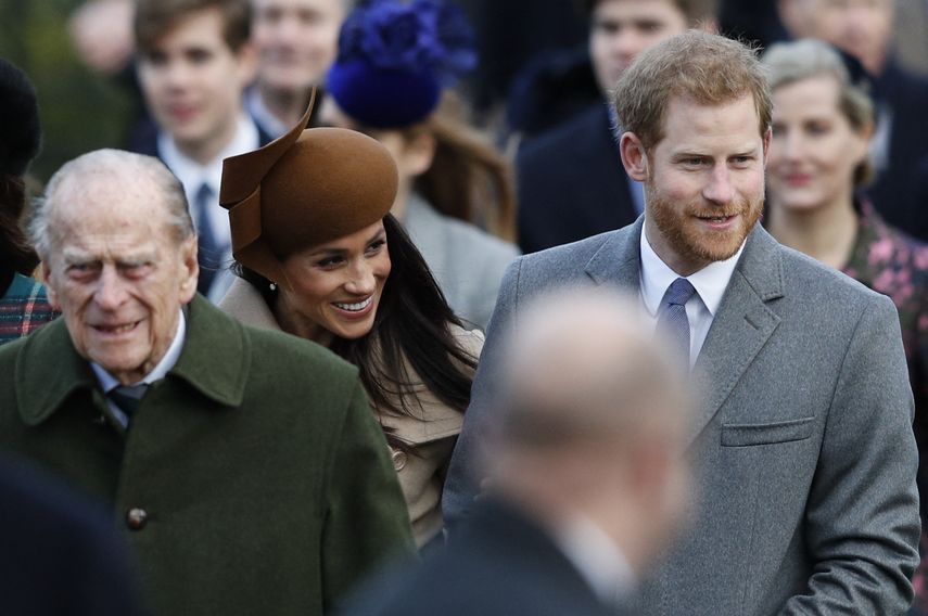 En esta foto de archivo tomada el 25 de diciembre de 2017, el príncipe Felipe, Harry y Meghan Markle llegan para asistir al tradicional servicio religioso de Navidad de la familia real en la iglesia de Santa María Magdalena en Sandringham, Norfolk, Inglaterra oriental. Monarquía no publicará informe de acoso de Meghan.
