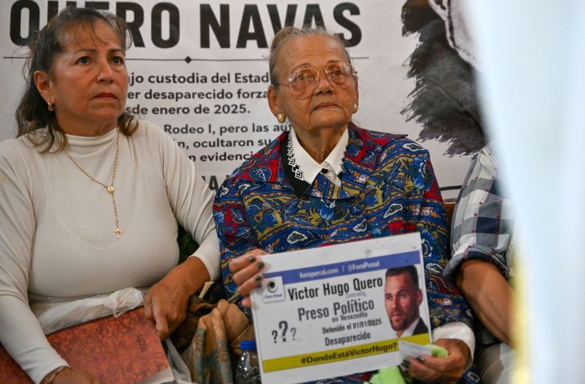 Carmen Teresa Navas, muestra un cartel con la foto de su hijo Víctor Hugo Quero