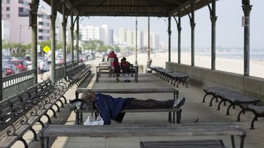 Una persona sin hogar duerme bajo un pabellón en la reserva de la playa de Revere en Massachusetts, EEUU.