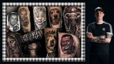 El artista del tatuaje Tiago Carrero junto a varias de sus creaciones.&nbsp;