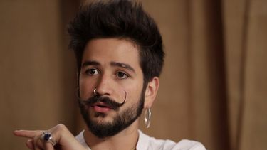 En esta fotografía de archivo del 16 de septiembre de 2019, el cantante colombiano Camilo charla durante una entrevista en Sony Music Latin en Miami. Camilo lanza su álbum debut “Por primera vez” el 17 de abril de 2020 con colaboraciones de Shakira, Pedro Capó, Christian Nodal y su esposa Evaluna Montaner.&nbsp;