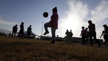 Un grupo de migrantes juega fútbol en un centro de detención para niños migrantes, en Carrizo Springs, Texas. Imagen del 9 de julio de 2019.