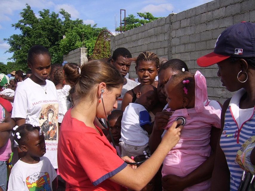 Una voluntaria de la ONG trabaja en Haití con los pobres (CORTESÍA/AmericaSolidaria.org)